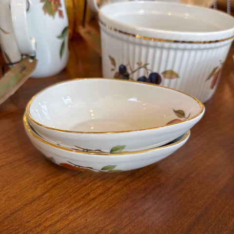 Royal Worcester "Evesham" Set off 2 Avocado Dishes
