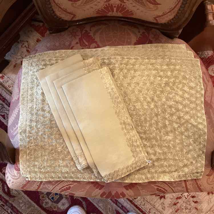 4 Green/Gold Placemats and Napkins (Crate & Barrel)