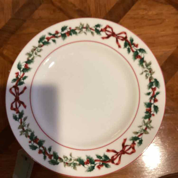 8 Dinner Wm Roberts Plates (Hickory Garland)