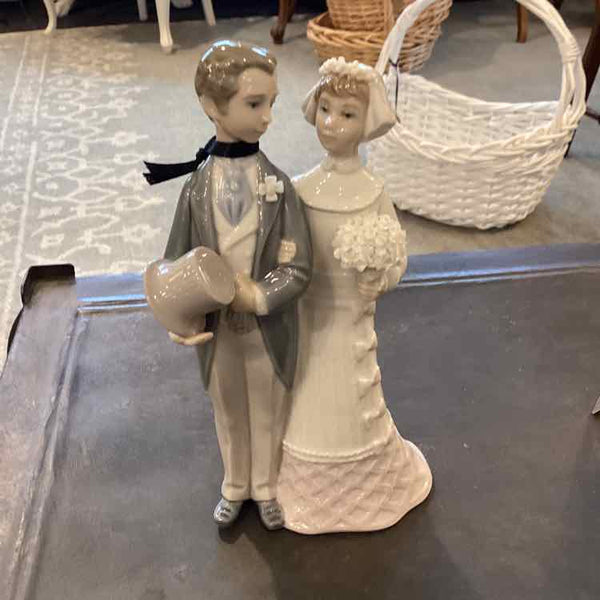 Lladro Bride & Groom Figurine