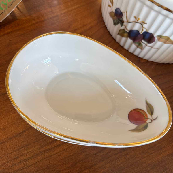 Royal Worcester "Evesham" Set off 2 Avocado Dishes