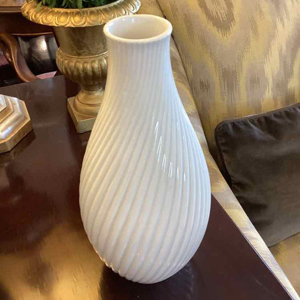 White Italian Richard Ginori Vase