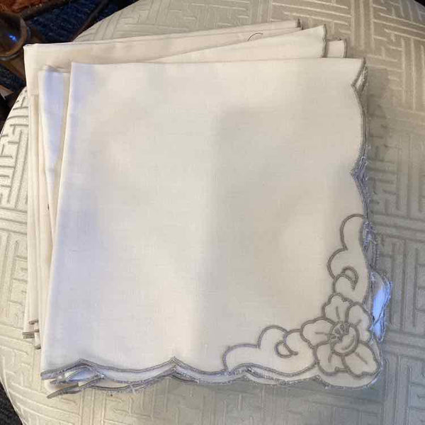 12 Cream Napkins