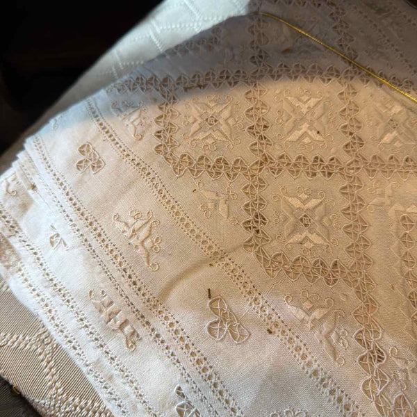 Ecru Tablecloth with Lace and 12 Napkins