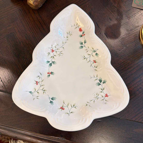Pfaltzgraff  Winterberry Tree Plate