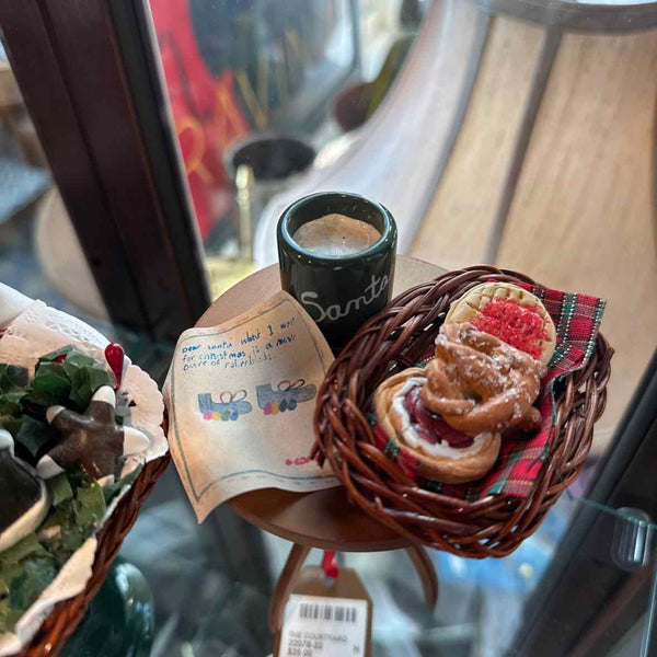 Byers' Choice Caroler With Table And Treats