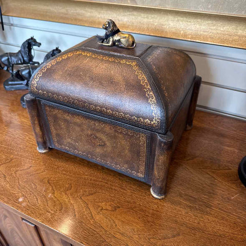 Covered Box With Lion