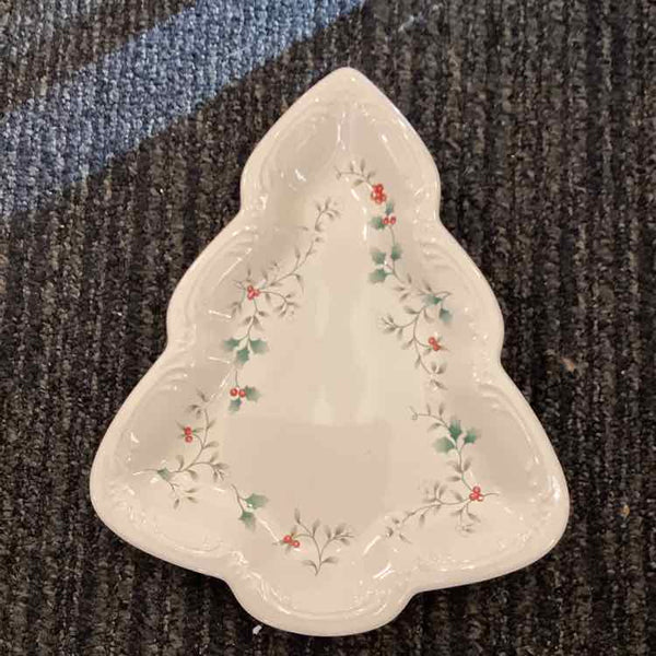 Pfaltzgraff  Winterberry Tree Plate