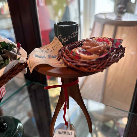 Byers' Choice Caroler With Table And Treats