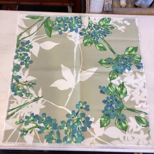 70" Water Repellent Tablecloth with 6 Napkins