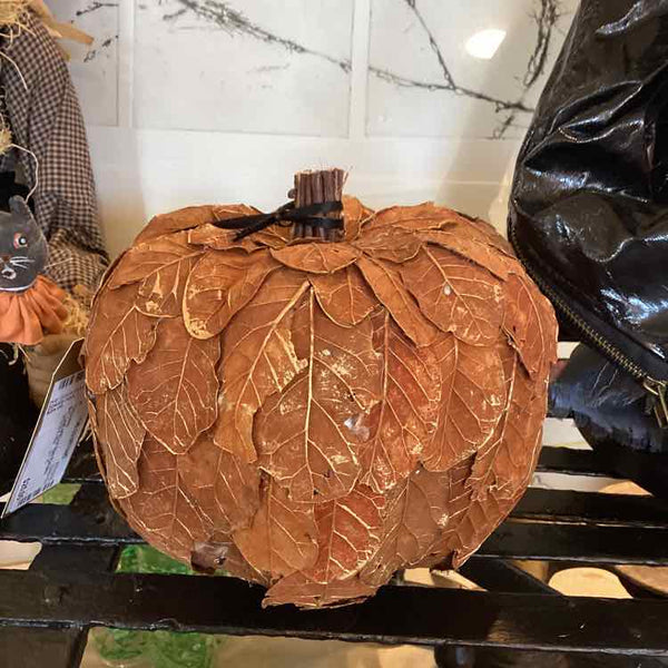 Leaf w/Wood Stem Pumpkin