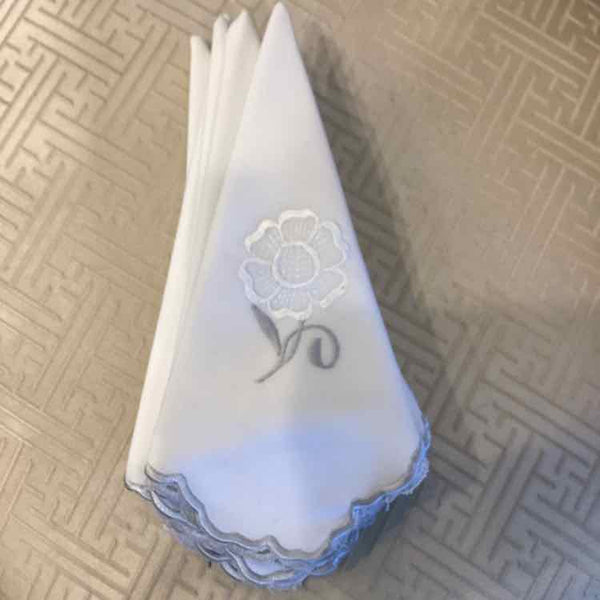 6 Linen Napkins w/Flower - White