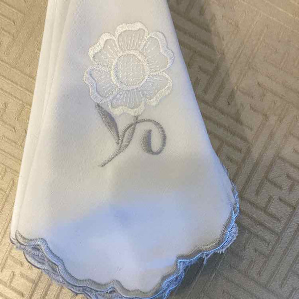 6 Linen Napkins w/Flower - White