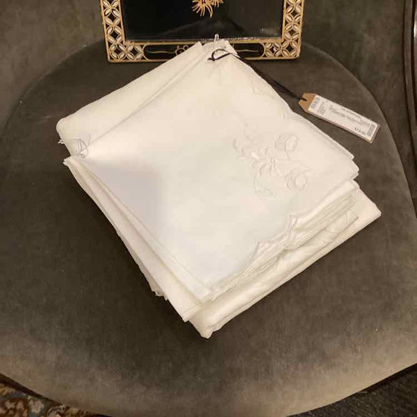 Round Table Cloth With Eight Napkins
