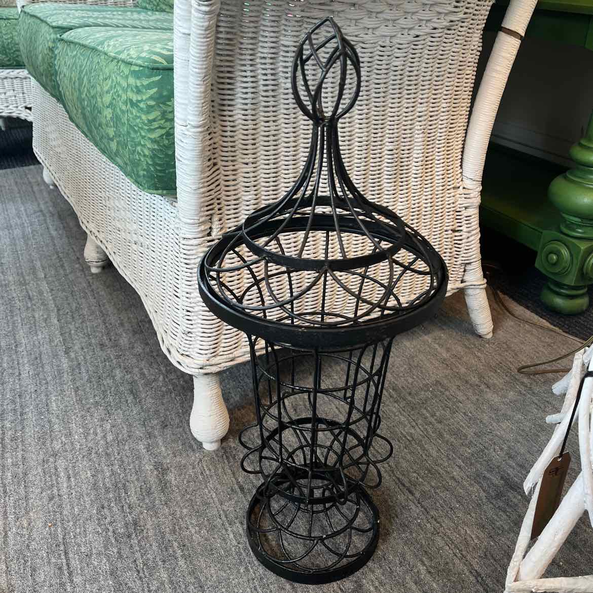 Black Wire Urn With Lid