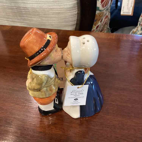KIssing Salt And Pepper Pilgrims