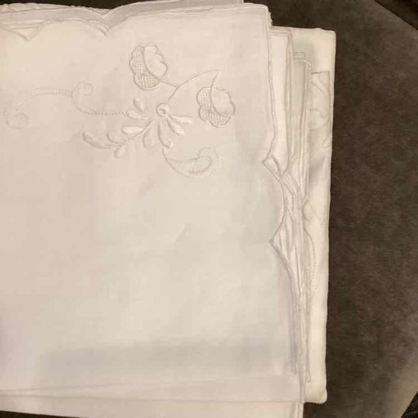 Round Table Cloth With Eight Napkins
