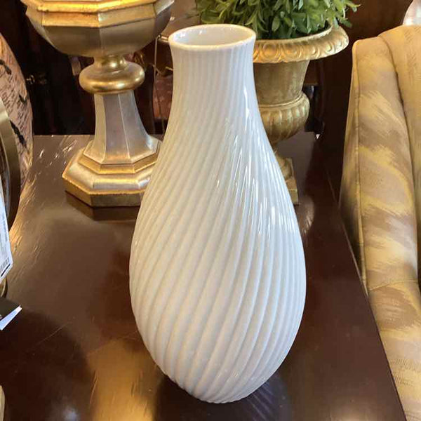 White Italian Richard Ginori Vase