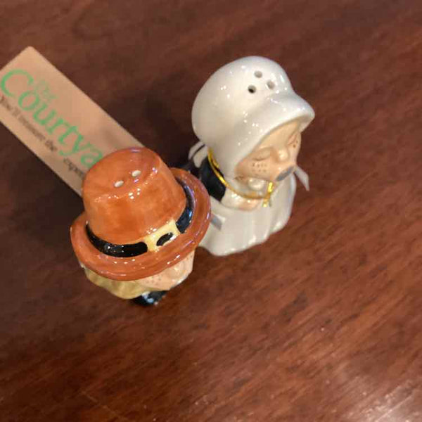 KIssing Salt And Pepper Pilgrims