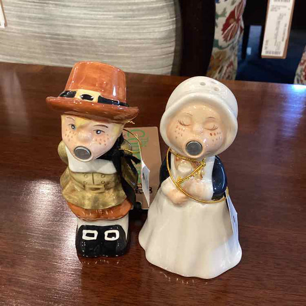 KIssing Salt And Pepper Pilgrims