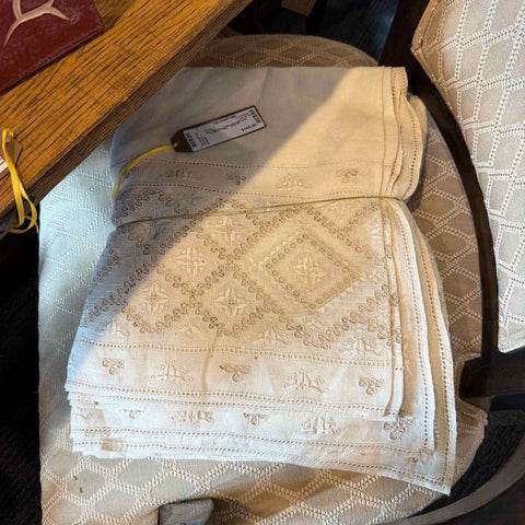 Ecru Tablecloth with Lace and 12 Napkins