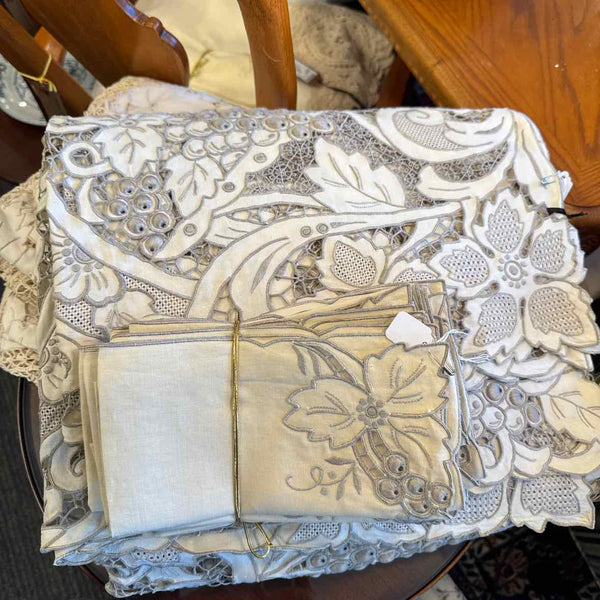 Vintage Beige Lace Tablecloth & 12 Napkins