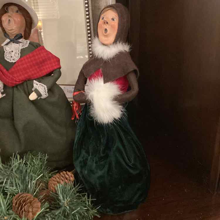 Byer's Choice Woman Caroler