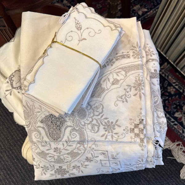 Vintage Beige Lace Tablecloth & 12  Napkins